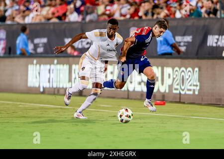 Frisco, Texas, USA. Juli 2024. Der FC Dallas Stürmer LOGAN FARRINGTON (23) und der Los Angeles Galaxy Verteidiger CARLOS GARCES (25) kämpfen um den Ball während eines MLS-Spiels zwischen dem FC Dallas und Los Angeles Galaxy im Toyota Stadium. Dallas gewinnt mit 2:0. (Kreditbild: © Mark Fann/ZUMA Press Wire) NUR REDAKTIONELLE VERWENDUNG! Nicht für kommerzielle ZWECKE! Stockfoto