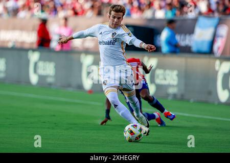 Frisco, Texas, USA. Juli 2024. Los Angeles Galaxy Mittelfeldspieler RIQUI PUIG (10) schiebt den Ball während eines MLS-Spiels zwischen dem FC Dallas und Los Angeles Galaxy im Toyota Stadium auf. Dallas gewinnt mit 2:0. (Kreditbild: © Mark Fann/ZUMA Press Wire) NUR REDAKTIONELLE VERWENDUNG! Nicht für kommerzielle ZWECKE! Stockfoto