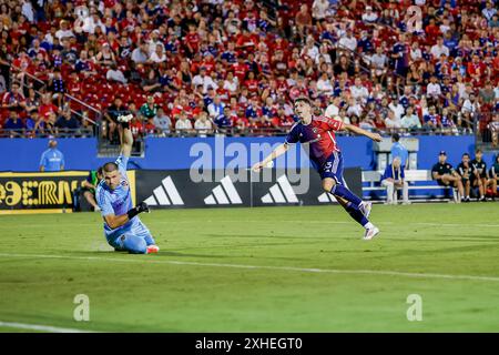 Frisco, Texas, USA. Juli 2024. Der FC Dallas Stürmer LOGAN FARRINGTON (23) feiert, nachdem er während eines MLS-Spiels zwischen dem FC Dallas und Los Angeles Galaxy im Toyota Stadium ein Tor geschossen hat. Dallas gewinnt mit 2:0. (Kreditbild: © Mark Fann/ZUMA Press Wire) NUR REDAKTIONELLE VERWENDUNG! Nicht für kommerzielle ZWECKE! Stockfoto