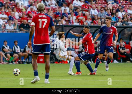 Frisco, Texas, USA. Juli 2024. FC Dallas Mittelfeldspieler SEBASTIAN LLETGET (8) begeht ein Foul gegen den Mittelfeldspieler RIQUI PUIG (10) von Los Angeles Galaxy während eines MLS-Spiels zwischen dem FC Dallas und Los Angeles Galaxy im Toyota Stadium. Dallas gewinnt mit 2:0. (Kreditbild: © Mark Fann/ZUMA Press Wire) NUR REDAKTIONELLE VERWENDUNG! Nicht für kommerzielle ZWECKE! Stockfoto