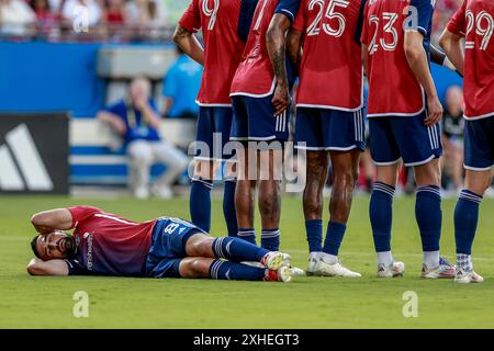 Frisco, Texas, USA. Juli 2024. FC Dallas Mittelfeldspieler SEBASTIAN LLETGET (8) legt sich bei einem MLS-Spiel zwischen FC Dallas und Los Angeles Galaxy im Toyota Stadium hinter eine Wand. Dallas gewinnt mit 2:0. (Kreditbild: © Mark Fann/ZUMA Press Wire) NUR REDAKTIONELLE VERWENDUNG! Nicht für kommerzielle ZWECKE! Stockfoto