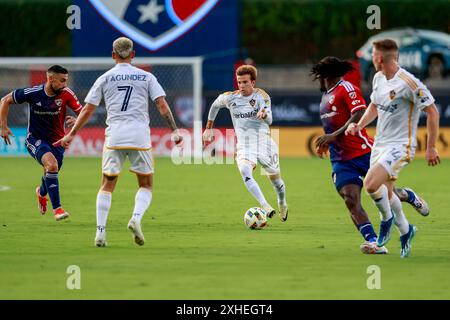 Frisco, Texas, USA. Juli 2024. Los Angeles Galaxy Mittelfeldspieler RIQUI PUIG (10) treibt den Ball während eines MLS-Spiels zwischen dem FC Dallas und Los Angeles Galaxy im Toyota Stadium voran. Dallas gewinnt mit 2:0. (Kreditbild: © Mark Fann/ZUMA Press Wire) NUR REDAKTIONELLE VERWENDUNG! Nicht für kommerzielle ZWECKE! Stockfoto