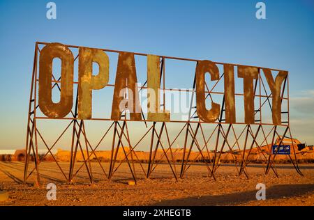 Coober Pedy, Australien. 8. Juni 2024, Begrüßungsschild aus Metall für die Bergbaustadt Coober Pedy in South Australia. Gelegen in South Australia Stockfoto