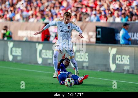 Frisco, Texas, USA. Juli 2024. Der FC Dallas Stürmer TSIKI NTSABELENG (16) macht im Toyota Stadium einen Gleitschlag auf den Mittelfeldspieler RIQUI PUIG (10) der Los Angeles Galaxy. Dallas gewinnt mit 2:0. (Kreditbild: © Mark Fann/ZUMA Press Wire) NUR REDAKTIONELLE VERWENDUNG! Nicht für kommerzielle ZWECKE! Stockfoto