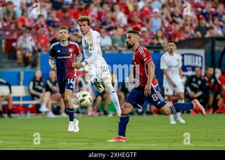 Frisco, Texas, USA. Juli 2024. Los Angeles Galaxy Mittelfeldspieler RIQUI PUIG (10) versucht einen Torschuss während eines MLS-Spiels zwischen dem FC Dallas und Los Angeles Galaxy im Toyota Stadium. Dallas gewinnt mit 2:0. (Kreditbild: © Mark Fann/ZUMA Press Wire) NUR REDAKTIONELLE VERWENDUNG! Nicht für kommerzielle ZWECKE! Stockfoto