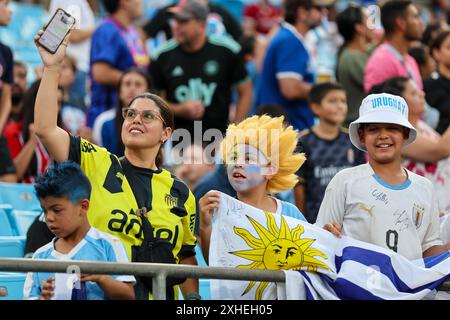 Charlotte, North Carolina, USA. Juli 2024. Fans sehen sich die Aktivitäten vor dem Spiel vor dem CONMEBOL Copa America Spiel zwischen Uruguay und Kanada am 13. Juli 2024 im Bank of America Stadium in Charlotte, NC, an. (Kreditbild: © Cory Knowlton/ZUMA Press Wire) NUR REDAKTIONELLE VERWENDUNG! Nicht für kommerzielle ZWECKE! Stockfoto