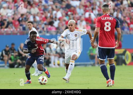 Frisco, Texas, USA. Juli 2024. FC Dallas Mittelfeldspieler KATLEGO NTSABELENG (16) und LA Galaxy EDWIN CERRILLO (20) verfolgen den Ball während ihres Spiels gegen LA Galaxy am Samstag im Toyota Stadium in Frisco. (Kreditbild: © Brian McLean/ZUMA Press Wire) NUR REDAKTIONELLE VERWENDUNG! Nicht für kommerzielle ZWECKE! Stockfoto