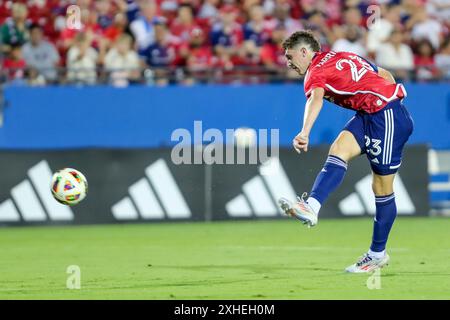 Frisco, Texas, USA. Juli 2024. FC Dallas Angreifer LOGAN FARRINGTON (23) tritt den Ball, der für den FC Dallas in seinem Spiel gegen LA Galaxy in der zweiten Spielhälfte im Toyota Stadium in Frisco am Samstag das zweite Tor erzielte. (Kreditbild: © Brian McLean/ZUMA Press Wire) NUR REDAKTIONELLE VERWENDUNG! Nicht für kommerzielle ZWECKE! Stockfoto