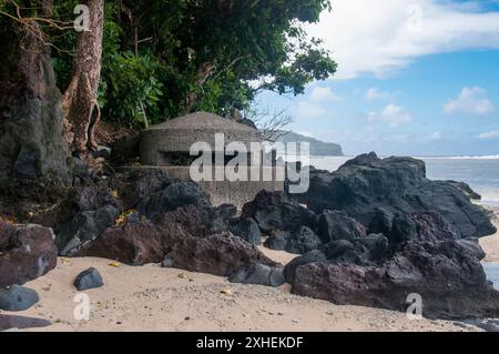 Verlassene Pillbox aus dem Zweiten Weltkrieg an der Ostküste von Tutuila, Amerikanisch-Samoa Stockfoto