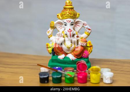 hindugott Ganpati buntes Idol mit Farben anlässlich des ganesh Chaturthi Stockfoto