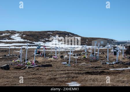 Weiße Kreuze auf dem Iqaluit Municipal Cemetery in Apex, Nunavut, Kanada Stockfoto