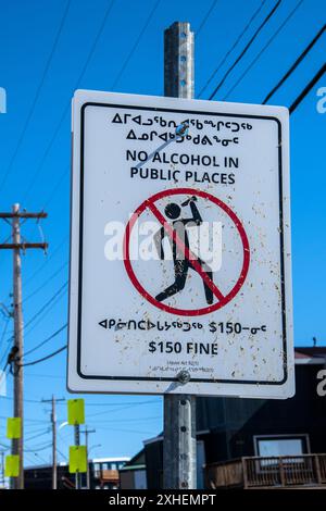 Zweisprachig kein Alkohol an öffentlichen Plätzen auf Englisch und Inuktitut auf Niaqunngusiariaq in Apex, Nunavut, Kanada Stockfoto