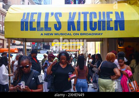 New York, Usa. Juli 2024. Am 13. Juli 2024 versammelten sich die Menschen nach der Musicalshow Hell's Kitchen im Shubert Theatre am Broadway, New York, USA. (Foto: Beata Zawrzel/NurPhoto)0 Credit: NurPhoto SRL/Alamy Live News Stockfoto