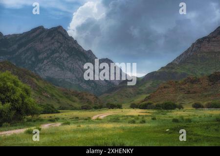 Berglandschaft mit einer gewundenen Straße zur wunderschönen Komershi-Bergschlucht in Kasachstan im Sommer. Stockfoto