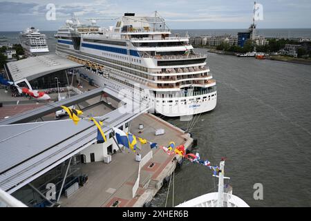 Blick auf das Kreuzfahrtterminal Warnemünde. Die Wikinger Venus und AidaMar liegen am 09.07.2024 im Hafen. Warnemünde Mecklenburg-Vorpommern Deutschland *** Blick auf den Kreuzfahrthafen Warnemünde die WikingerVenus und AidaMar liegen am 09 07 2024 im Hafen von Warnemünde Mecklenburg-Vorpommern. Copyright: Xdiebildwerftx Stockfoto