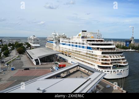 Blick auf das Kreuzfahrtterminal Warnemünde. Die Wikinger Venus und AidaMar liegen am 09.07.2024 im Hafen. Warnemünde Mecklenburg-Vorpommern Deutschland *** Blick auf den Kreuzfahrthafen Warnemünde die WikingerVenus und AidaMar liegen am 09 07 2024 im Hafen von Warnemünde Mecklenburg-Vorpommern. Copyright: Xdiebildwerftx Stockfoto