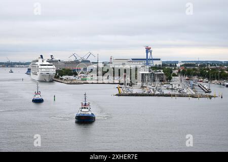 Blick auf das Kreuzfahrtterminal Warnemünde. Samstag, den 13. Juli 2024, kommt es in Warnemünde erneut zu einem Dreifachanlauf durch Kreuzfahrtschiffe. AIDAdiva, Celebrity Silhouette und die Seven Seas Mariner haben in den Morgenstunden nacheinander in Warnemünde angelegt. Warnemünde Mecklenburg-Vorpommern Deutschland *** Blick auf den Kreuzfahrthafen Warnemünde am Samstag, den 13. Juli 2024, gibt es in Warnemünde einen weiteren Dreifachanflug von den Kreuzfahrtschiffen AIDAdiva, Celebrity Silhouette und der Sieben Seas Mariner, die nacheinander in Warnemünde anlegen Stockfoto