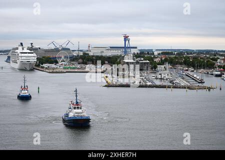 Blick auf das Kreuzfahrtterminal Warnemünde. Samstag, den 13. Juli 2024, kommt es in Warnemünde erneut zu einem Dreifachanlauf durch Kreuzfahrtschiffe. AIDAdiva, Celebrity Silhouette und die Seven Seas Mariner haben in den Morgenstunden nacheinander in Warnemünde angelegt. Warnemünde Mecklenburg-Vorpommern Deutschland *** Blick auf den Kreuzfahrthafen Warnemünde am Samstag, den 13. Juli 2024, gibt es in Warnemünde einen weiteren Dreifachanflug von den Kreuzfahrtschiffen AIDAdiva, Celebrity Silhouette und der Sieben Seas Mariner, die nacheinander in Warnemünde anlegen Stockfoto