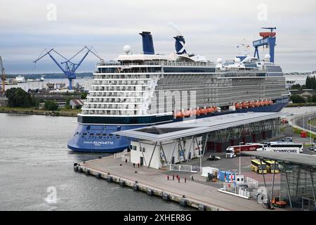 Blick auf das Kreuzfahrtterminal Warnemünde. Das Kreuzfahrtschiff Celebrity Silhouette Hut in Warnemünde angelegt. Warnemünde Mecklenburg-Vorpommern Deutschland *** Blick auf den Kreuzfahrtterminal Warnemünde das Kreuzfahrtschiff Celebrity Silhouette hat in Warnemünde angedockt Warnemünde Mecklenburg-Vorpommern Deutschland Copyright: Xdiebildwerftx Stockfoto