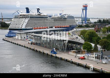 Blick auf das Kreuzfahrtterminal Warnemünde. Das Kreuzfahrtschiff Celebrity Silhouette Hut in Warnemünde angelegt. Warnemünde Mecklenburg-Vorpommern Deutschland *** Blick auf den Kreuzfahrtterminal Warnemünde das Kreuzfahrtschiff Celebrity Silhouette hat in Warnemünde angedockt Warnemünde Mecklenburg-Vorpommern Deutschland Copyright: Xdiebildwerftx Stockfoto