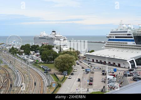 Blick auf das Kreuzfahrtterminal Warnemünde. Die Wikinger Venus und AidaMar liegen am 09.07.2024 im Hafen. Warnemünde Mecklenburg-Vorpommern Deutschland *** Blick auf den Kreuzfahrthafen Warnemünde die WikingerVenus und AidaMar liegen am 09 07 2024 im Hafen von Warnemünde Mecklenburg-Vorpommern. Copyright: Xdiebildwerftx Stockfoto