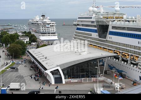 Blick auf das Kreuzfahrtterminal Warnemünde. Die Wikinger Venus und AidaMar liegen am 09.07.2024 im Hafen. Warnemünde Mecklenburg-Vorpommern Deutschland *** Blick auf den Kreuzfahrthafen Warnemünde die WikingerVenus und AidaMar liegen am 09 07 2024 im Hafen von Warnemünde Mecklenburg-Vorpommern. Copyright: Xdiebildwerftx Stockfoto