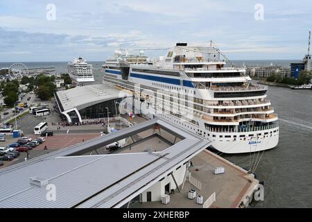 Blick auf das Kreuzfahrtterminal Warnemünde. Die Wikinger Venus und AidaMar liegen am 09.07.2024 im Hafen. Warnemünde Mecklenburg-Vorpommern Deutschland *** Blick auf den Kreuzfahrthafen Warnemünde die WikingerVenus und AidaMar liegen am 09 07 2024 im Hafen von Warnemünde Mecklenburg-Vorpommern. Copyright: Xdiebildwerftx Stockfoto