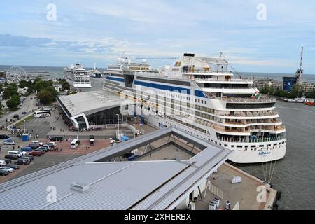 Blick auf das Kreuzfahrtterminal Warnemünde. Die Wikinger Venus und AidaMar liegen am 09.07.2024 im Hafen. Warnemünde Mecklenburg-Vorpommern Deutschland *** Blick auf den Kreuzfahrthafen Warnemünde die WikingerVenus und AidaMar liegen am 09 07 2024 im Hafen von Warnemünde Mecklenburg-Vorpommern. Copyright: Xdiebildwerftx Stockfoto