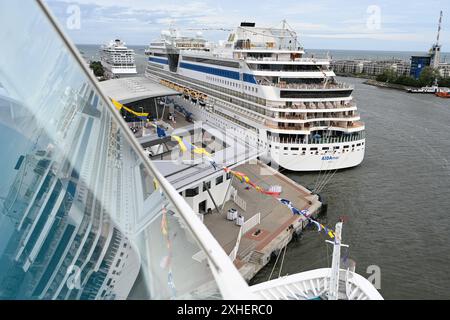 Blick auf das Kreuzfahrtterminal Warnemünde. Die Wikinger Venus und AidaMar liegen am 09.07.2024 im Hafen. Warnemünde Mecklenburg-Vorpommern Deutschland *** Blick auf den Kreuzfahrthafen Warnemünde die WikingerVenus und AidaMar liegen am 09 07 2024 im Hafen von Warnemünde Mecklenburg-Vorpommern. Copyright: Xdiebildwerftx Stockfoto