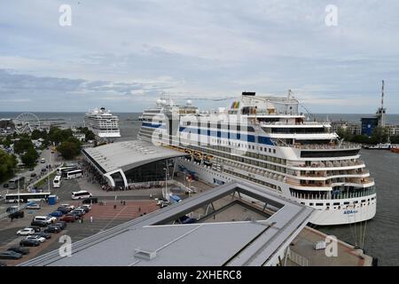 Blick auf das Kreuzfahrtterminal Warnemünde. Die Wikinger Venus und AidaMar liegen am 09.07.2024 im Hafen. Warnemünde Mecklenburg-Vorpommern Deutschland *** Blick auf den Kreuzfahrthafen Warnemünde die WikingerVenus und AidaMar liegen am 09 07 2024 im Hafen von Warnemünde Mecklenburg-Vorpommern. Copyright: Xdiebildwerftx Stockfoto