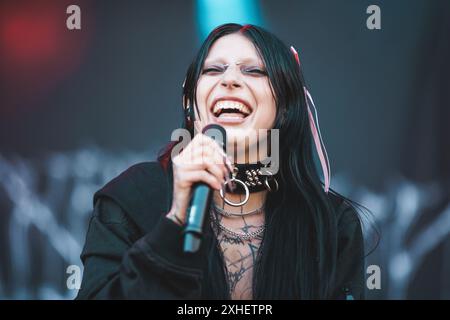 Kopenhagen, Dänemark. Juni 2024. Die amerikanische Sängerin DeathbyRomy spielt ein Live-Konzert während des dänischen Heavy-Metal-Festivals Copenhell 2024 in Kopenhagen. Stockfoto