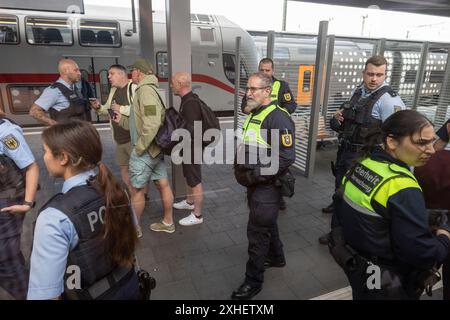 FOTO: JEFF GILBERT 13. Juli 2024. Englische Fans des deutschen ICE-Zuges, der nach dem Einsteigen ohne Tickets auf der Durchreise in Richtung Berlin fährt Stockfoto