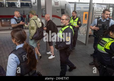 FOTO: JEFF GILBERT 13. Juli 2024. Englische Fans des deutschen ICE-Zuges, der nach dem Einsteigen ohne Tickets auf der Durchreise in Richtung Berlin fährt Stockfoto
