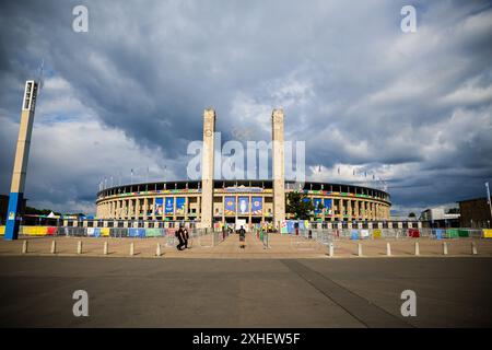 Berlin, Deutschland. Juli 2024. Fußball: Europameisterschaft, Spanien - England, Endrunde, Finale. Das Olympiastadion am Morgen. Heute Abend (14.07.2024) treffen sich Spanien und England im Berliner Olympiastadion zum Finale der Europameisterschaft. Quelle: Christoph Soeder/dpa/Alamy Live News Stockfoto