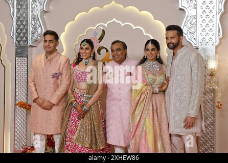 Mumbai, Indien. Juli 2024. L-R Akash Ambani (Sohn des indischen Geschäftsmannes Mukesh Ambani), Shloka Mehta, indischer Geschäftsmann Mukesh Ambani, Isha Ambani (Tochter des indischen Geschäftsmannes Mukesh Ambani) und Anand Piramal (Geschäftsführer der Gruppe Piramal) posieren für ein Foto auf der Hochzeitszeremonie von Anant Ambani und Radhika Merchant in Mumbai auf dem roten Teppich. Quelle: SOPA Images Limited/Alamy Live News Stockfoto