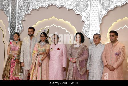 Mumbai, Indien. Juli 2024. L-R Shloka Mehta (Ehefrau von Akash Ambani), Anand Piramal (Exekutivdirektor der Gruppe Piramal), Isha Ambani, indischer Geschäftsmann Mukesh Ambani, thailändische Geschäftsfrau, Sportverwalterin und Mitglied des Internationalen Olympischen Komitees (IOC) Khunying Patama Leeswadtrakul, Dr. Somsak Leeswadtrakul und Akash Ambani (Sohn des indischen Geschäftsmannes Mukesh Ambani) posieren für ein Foto auf der Hochzeitszeremonie von Anant Ambani und Radhika Merchant in Mumbai. Quelle: SOPA Images Limited/Alamy Live News Stockfoto