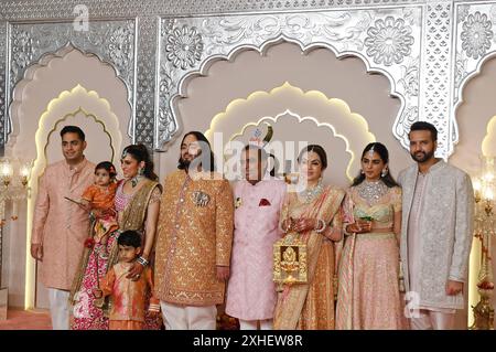 Mumbai, Indien. Juli 2024. L-R Akash Ambani (Sohn des indischen Geschäftsmannes Mukesh Ambani), Shloka Mehta, Anant Ambani (Sohn des indischen Geschäftsmannes Mukesh Ambani), indischer Geschäftsmann Mukesh Ambani, Nita Ambani, Isha Ambani (Tochter des indischen Geschäftsmannes Mukesh Ambani) und Anand Piramal (Exekutivdirektor der Gruppe Piramal) posieren Sie für ein Foto auf der Hochzeitszeremonie von Anant Ambani und Radhika Merchant in Mumbai. Quelle: SOPA Images Limited/Alamy Live News Stockfoto