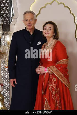 Mumbai, Indien. Juli 2024. Der ehemalige Premierminister des Vereinigten Königreichs Tony Blair posiert für ein Foto mit seiner Frau Cherie Blair (R) auf der Hochzeitszeremonie von Anant Ambani und Radhika Merchant in Mumbai. Quelle: SOPA Images Limited/Alamy Live News Stockfoto