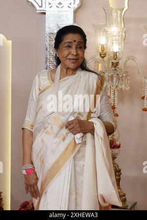 Mumbai, Indien. Juli 2024. Die indische Playback-Sängerin und Unternehmerin Asha Bhosle posiert für ein Foto auf der Hochzeitszeremonie von Anant Ambani und Radhika Merchant in Mumbai. Quelle: SOPA Images Limited/Alamy Live News Stockfoto