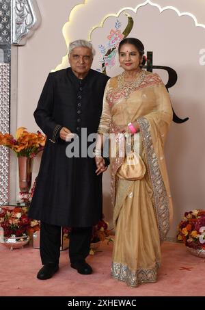 Mumbai, Indien. Juli 2024. Der indische Drehbuchautor und Texter Javed Akhtar posiert für ein Foto mit seiner Frau und Schauspielerin Shabana Azmi auf der Hochzeitszeremonie von Anant Ambani und Radhika Merchant in Mumbai. Quelle: SOPA Images Limited/Alamy Live News Stockfoto