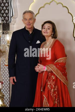 Mumbai, Indien. Juli 2024. Der ehemalige Premierminister des Vereinigten Königreichs Tony Blair posiert für ein Foto mit seiner Frau Cherie Blair (R) auf der Hochzeitszeremonie von Anant Ambani und Radhika Merchant in Mumbai. (Foto: Ashish Vaishnav/SOPA Images/SIPA USA) Credit: SIPA USA/Alamy Live News Stockfoto