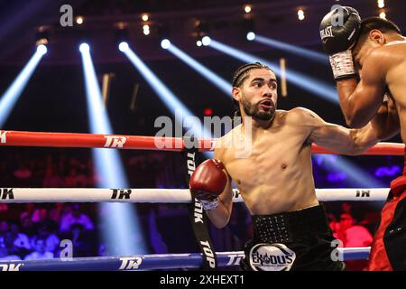 13. Juli 2024: (L-R) Conrado Martinez schlägt Albert Gonzalez während seines Junior Lightweight Kampfes im Pearl Concert Theater im Palms Casino Resort in Las Vegas am 13. Juli 2024 in Las Vegas, NV. Christopher Trim/CSM. Stockfoto