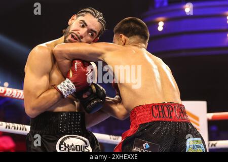 13. Juli 2024: (L-R) Conrado Martinez trifft sich am 13. Juli 2024 in Las Vegas, NV, mit Albert Gonzalez während ihres Junior Lightweight Kampfes im Pearl Concert Theater im Palms Casino Resort in Las Vegas. Christopher Trim/CSM. Stockfoto