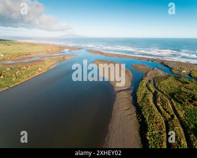 Aus der Vogelperspektive auf die Mündung des Otaki Flusses und den Strand von Otaki, Kapiti, Neuseeland Stockfoto