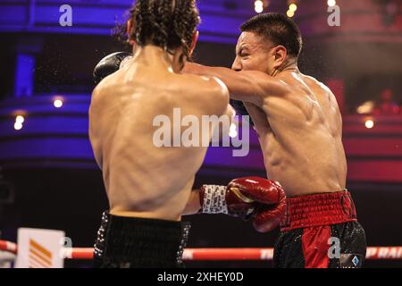 13. Juli 2024: (R-L) Albert Gonzalez schlägt Conrado Martinez während seines Junior Lightweight Kampfes im Pearl Concert Theater im Palms Casino Resort in Las Vegas am 13. Juli 2024 in Las Vegas, NV. Christopher Trim/CSM. Stockfoto