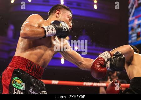 13. Juli 2024: (L-R) Albert Gonzalez schlägt Conrado Martinez während seines Junior Lightweight Kampfes im Pearl Concert Theater im Palms Casino Resort in Las Vegas am 13. Juli 2024 in Las Vegas, NV. Christopher Trim/CSM. Stockfoto