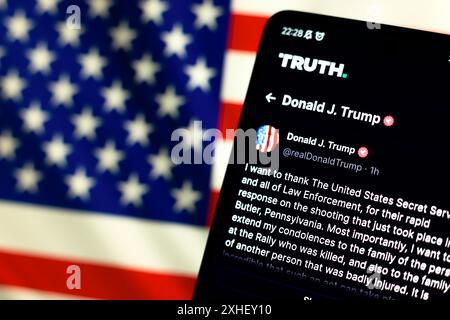 Paraguay. Juli 2024. In dieser Fotoabbildung zeigt das offizielle Profil des ehemaligen Präsidenten der Vereinigten Staaten Donald John Trump, gesehen auf dem sozialen Netzwerk Wahrheit und im Hintergrund die Flagge der Vereinigten Staaten. Der ehemalige US-Präsident Donald John Trump benutzte sein offizielles Profil im Social Network Truth, um zu sagen, dass ihm ein Ohr geschossen wurde. Quelle: SOPA Images Limited/Alamy Live News Stockfoto