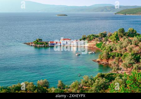 Panoramablick auf den Strand von Tzasteni im Golf von Pagasetien, in der Nähe der Stadt Milina, im Südwesten des Pilion, Magnesia, Thessalien, Griechenland. Stockfoto