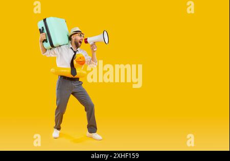 Geschäftsmann mit Megaphone auf Sommerferien auf orangefarbenem Hintergrund Stockfoto