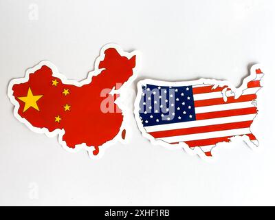 Flaggen der Republik China und Flaggen der Vereinigten Staaten von Amerika Kartenaufkleber auf weißem isoliertem Hintergrund Stockfoto